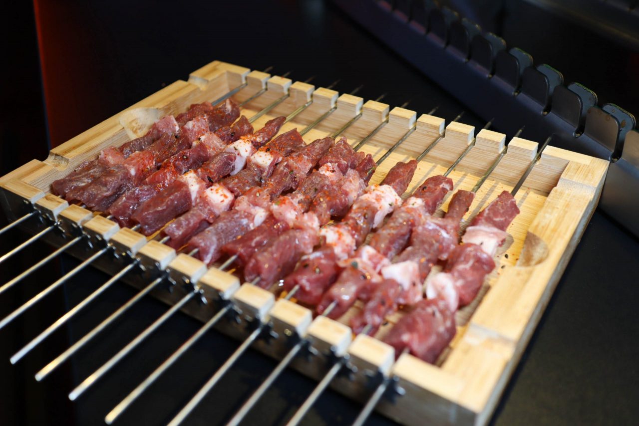 (西門捷運站)西門串燒-台灣首家「羊肉串自動燒烤」超酷的自動燒烤機就在這邊, 讓你吃烤肉好方便-羊騷殿 @Nancy將的生活筆計本