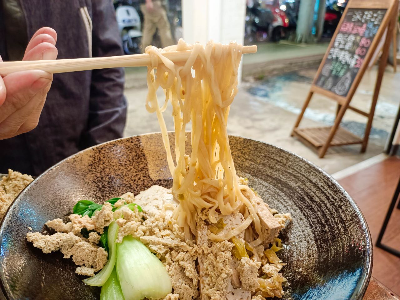 府中美食 一派胡塩酵素臭豆腐 板橋府中店 不一樣的臭豆腐 以蔬菜發酵 口感酥脆不輸餅乾喔