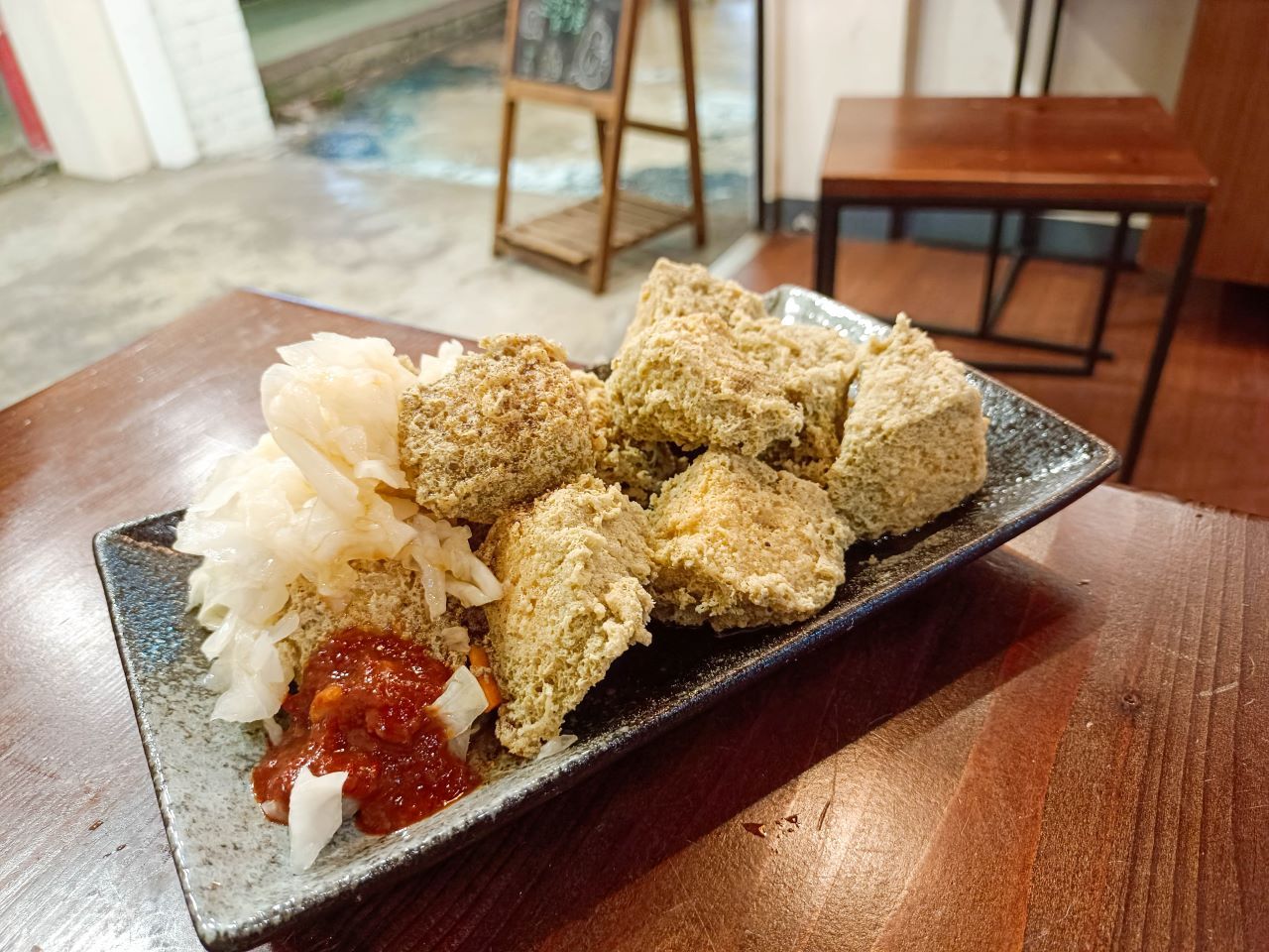 府中美食 一派胡塩酵素臭豆腐 板橋府中店 不一樣的臭豆腐 以蔬菜發酵 口感酥脆不輸餅乾喔