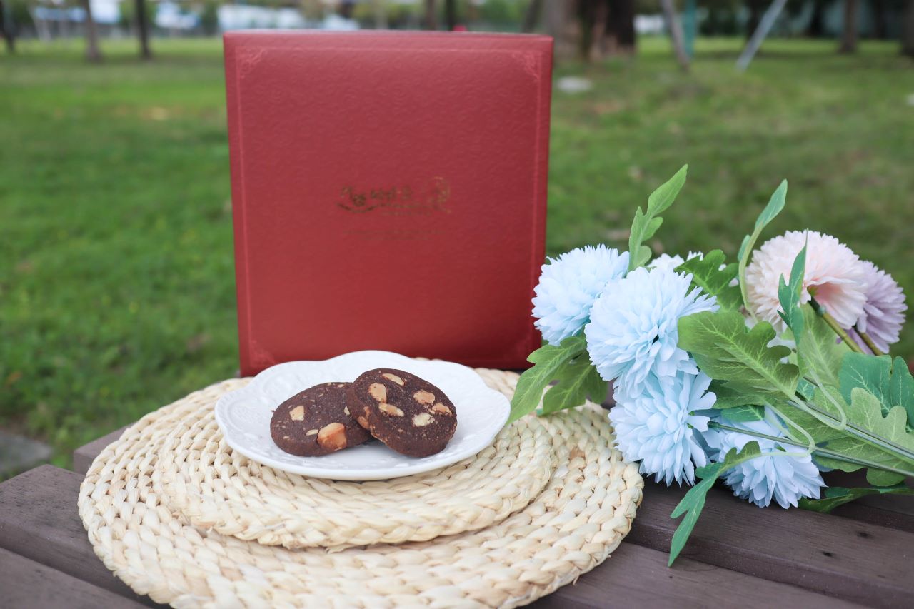 (台南名產伴手禮)阿嬤的珍藏-夏威夷豆黑巧餅乾,推出多項人氣團購美食,年節禮盒大家一起買起來 @Nancy將的生活筆計本