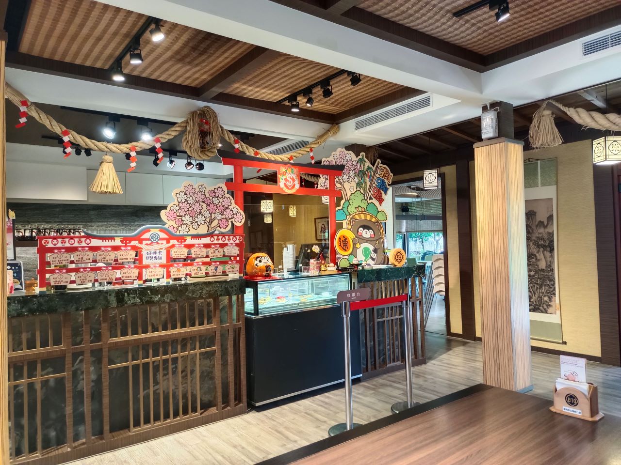 (南投埔里景點)埔里一日遊 -鳥居Torii喫茶食堂- 擁有巨大鳥居，大紙鶴還有提供日本浴衣租借讓你輕鬆拍出在日本的氛圍喔~ @Nancy將的生活筆計本