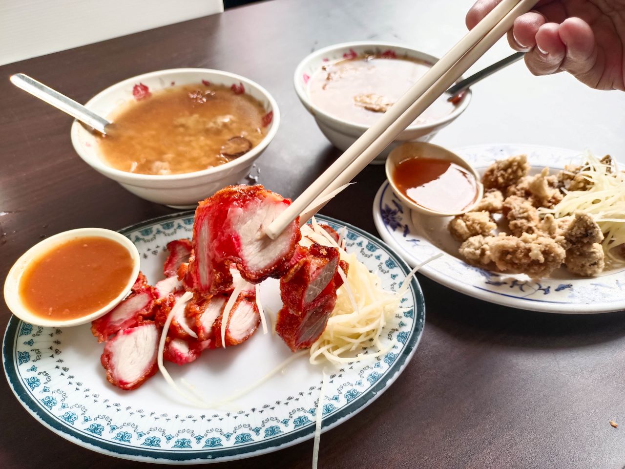 (萬華美食)萬華傳統早餐-復興口赤肉鹹粥，濃郁胡椒香氣的鹹粥早上來一碗暖心又暖胃，炸物表現也很不錯~