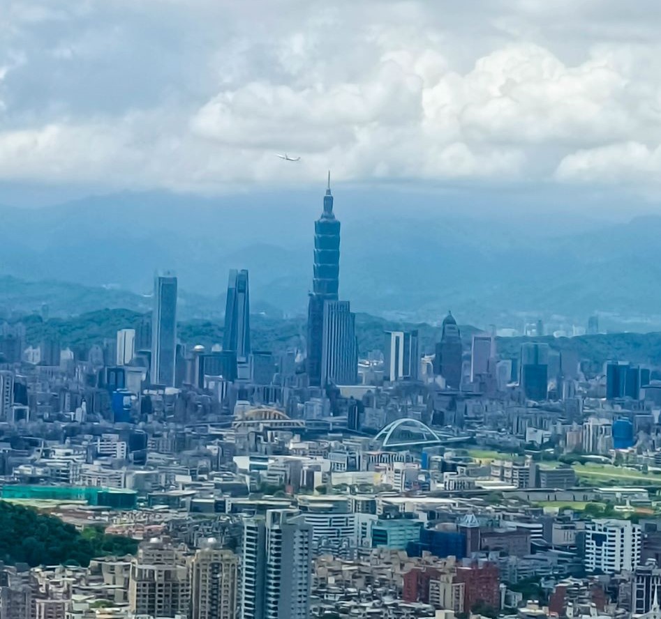 台北內湖｜白石湖吊橋：打卡座落山林間的紫色吊橋，輕鬆漫遊，步道健行、賞果園、看夜景一次GET！-輕旅行