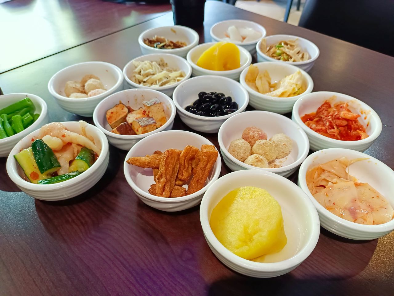 (新莊韓式料理)韓味軒韓國料理店內數十樣小菜通通讓你吃到飽、飲料無限暢飲，主餐吃不下可以直接打包回家，鄰近新莊運動公園、美秀傳統市場旁 @Nancy將的生活筆計本