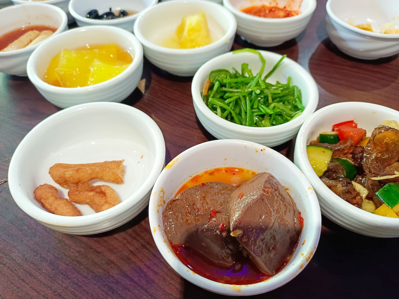 (新莊韓式料理)韓味軒韓國料理店內數十樣小菜通通讓你吃到飽、飲料無限暢飲，主餐吃不下可以直接打包回家，鄰近新莊運動公園、美秀傳統市場旁 @Nancy將的生活筆計本