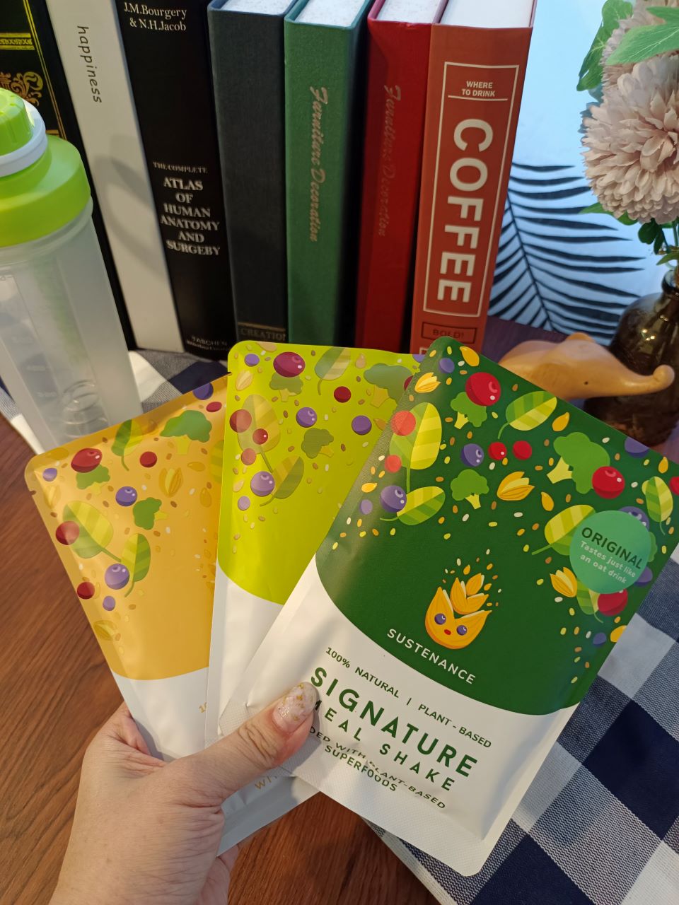 來自新加坡全天然純植物製成的Sustyfoods蔬士蒂代餐粉，單包裝方便攜帶只要加水，30秒方便飲用~ @Nancy將的生活筆計本