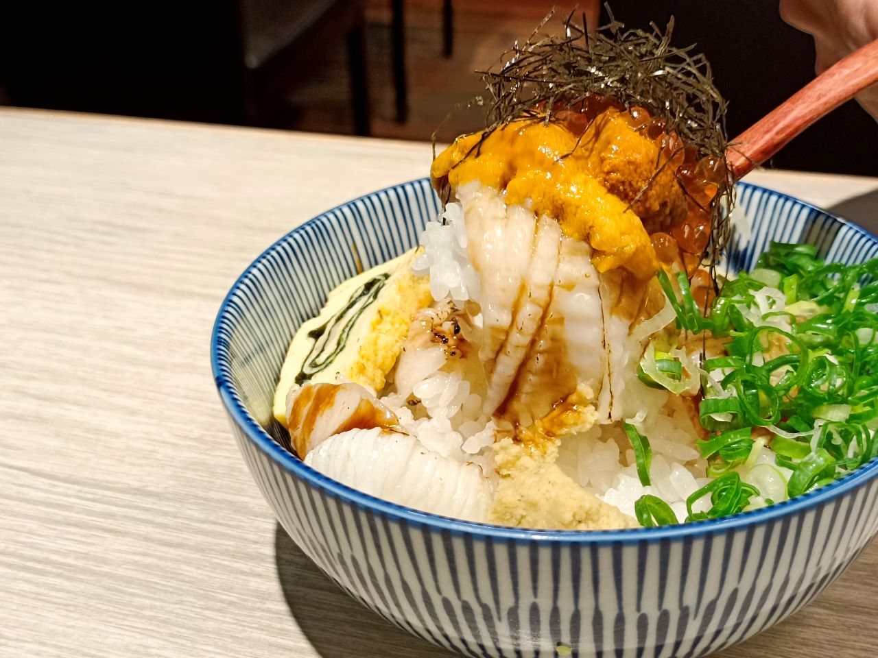 (江子翠美食)板橋日本料理誠壽司江翠店,日式滷肉飯讓你一次就吃得到海膽跟比目魚鰭邊肉還有鮭魚卵喔~
