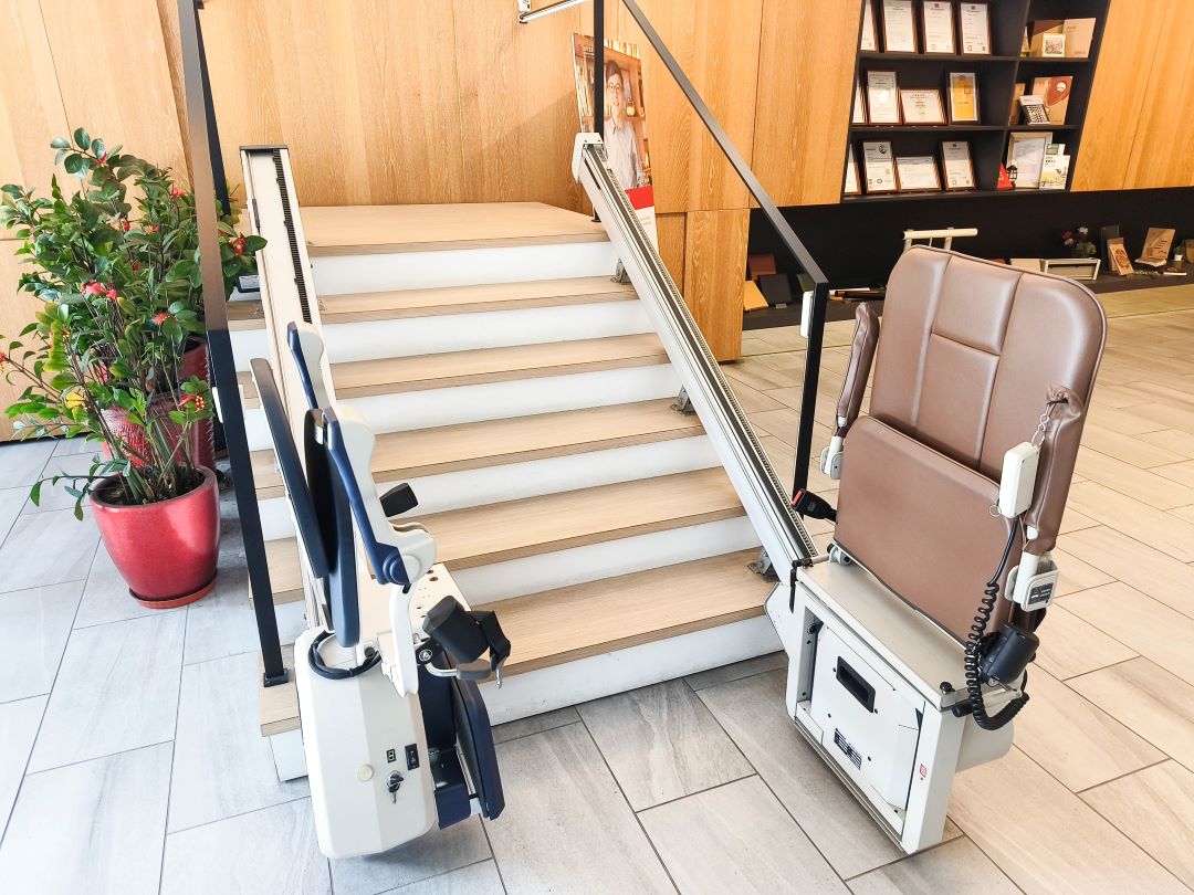 (升降椅推薦)樓梯升降椅第一品牌:羅布森升降椅，MIT精品台灣製造ISO認證大廠，提供買斷、租賃服務，上下樓梯好幫手，讓長輩上下樓梯不再成為負擔~ @Nancy將的生活筆計本