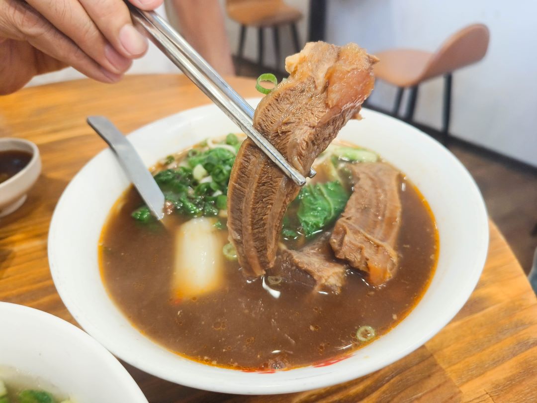 (北投美食)北投三大牛肉麵之一粟家牛肉麵，牛肉大塊又嫩口(內含菜單) @Nancy將的生活筆計本