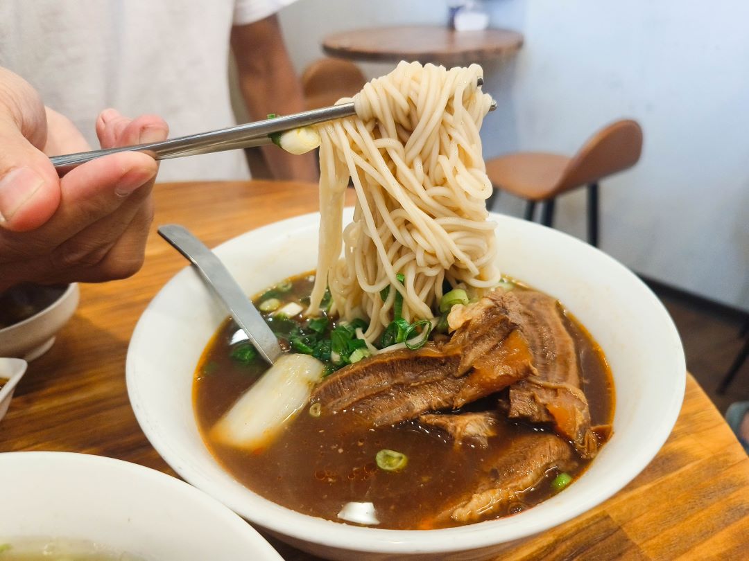 (北投美食)北投三大牛肉麵之一粟家牛肉麵，牛肉大塊又嫩口(內含菜單) @Nancy將的生活筆計本