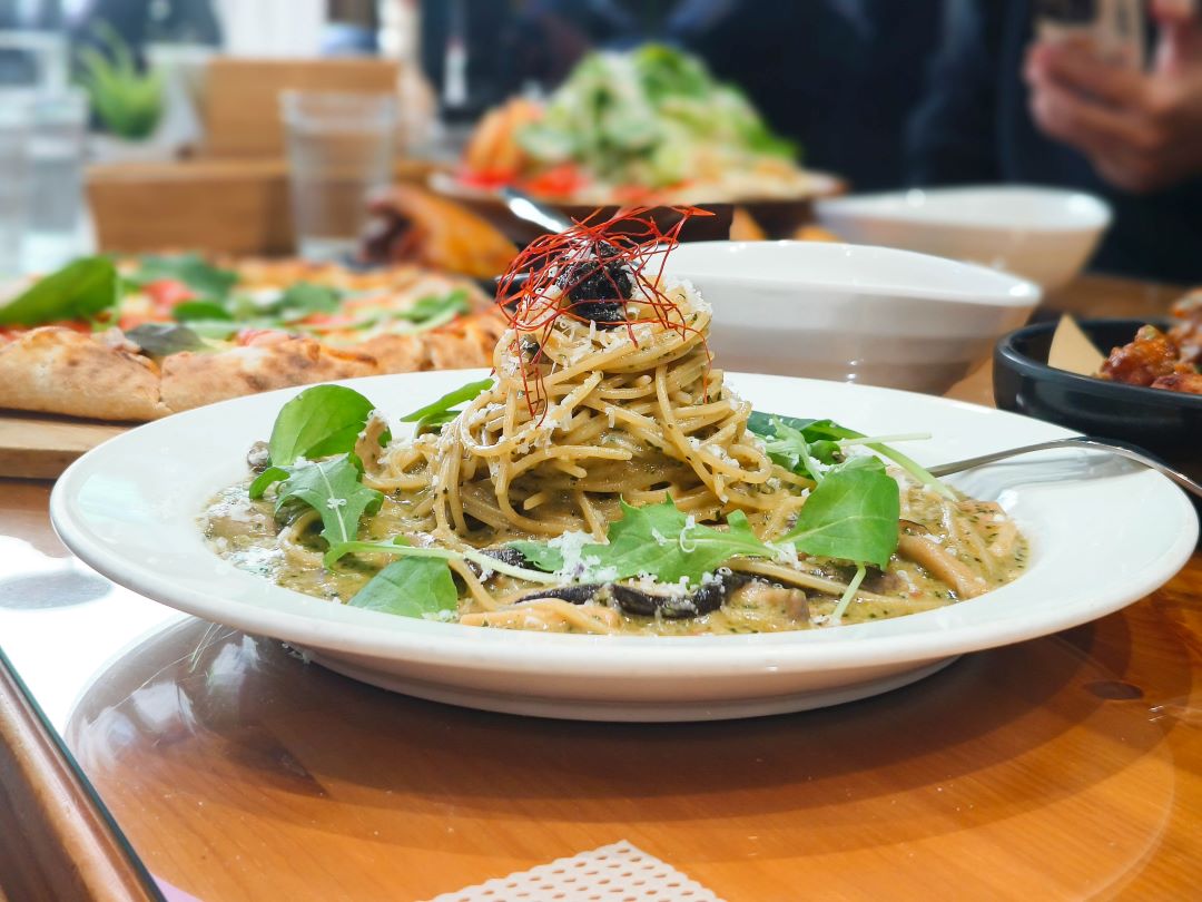 (蘆洲美食)蘆洲聚餐地點推薦-拍拍手披薩咖啡，破千則google好評價，現點現做超過20種口味的平價義式手工窯烤披薩，親子友善餐廳 @Nancy將的生活筆計本