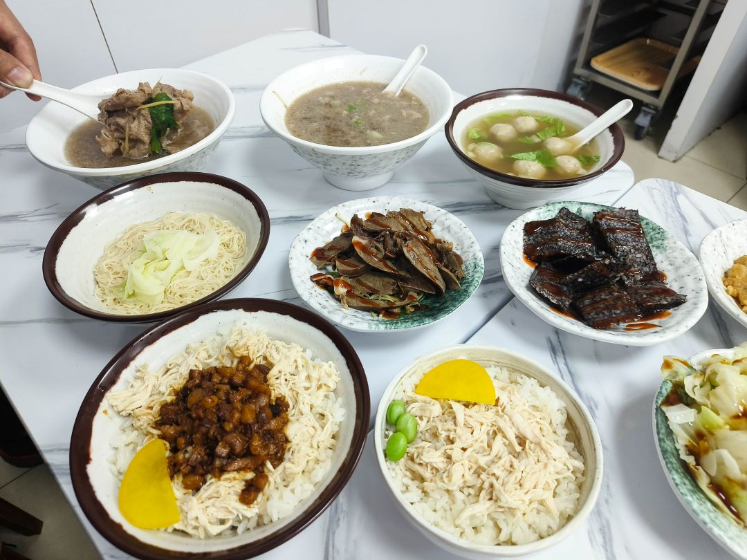(板橋美食)村村食堂，以自家秘製燉煮的高湯為基底，在板橋就可以喝得到現沖牛肉湯，不用再跑遠~ @Nancy將的生活筆計本