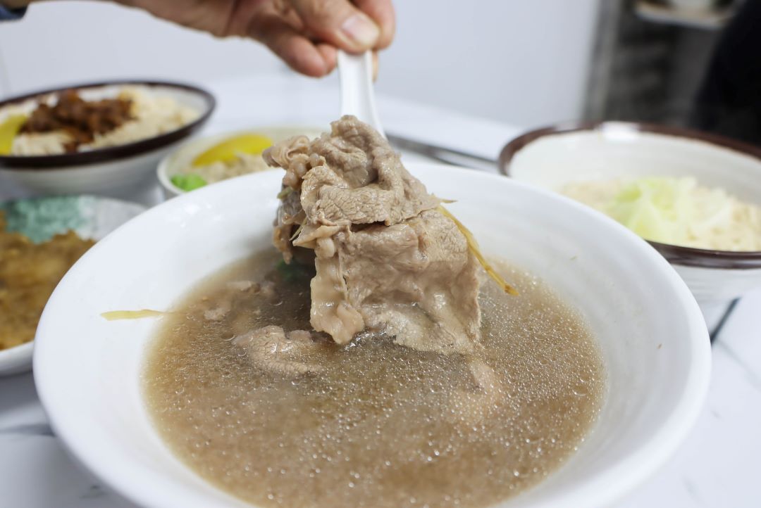(板橋美食)村村食堂，以自家秘製燉煮的高湯為基底，在板橋就可以喝得到現沖牛肉湯，不用再跑遠~ @Nancy將的生活筆計本