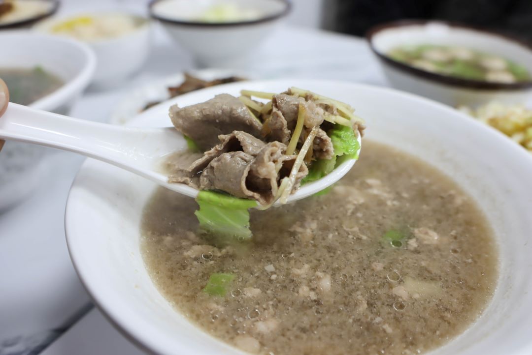 (板橋美食)村村食堂，以自家秘製燉煮的高湯為基底，在板橋就可以喝得到現沖牛肉湯，不用再跑遠~ @Nancy將的生活筆計本