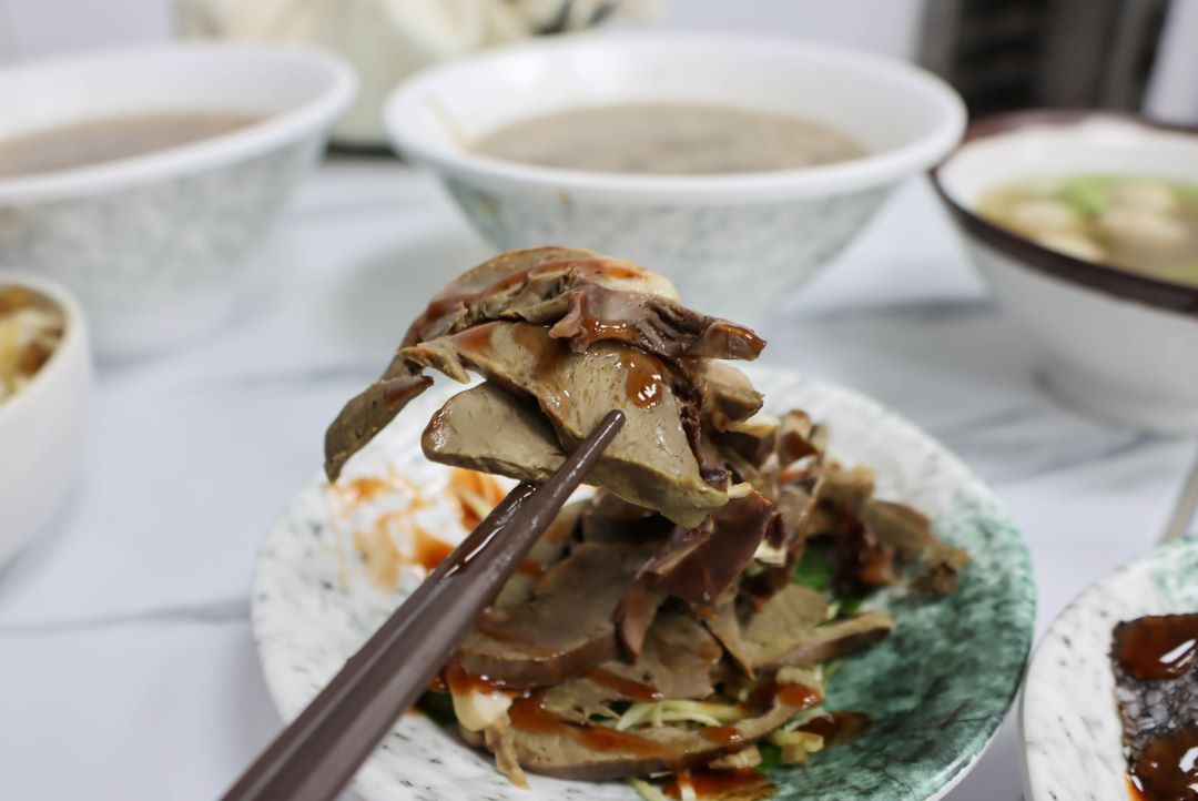 (板橋美食)村村食堂，以自家秘製燉煮的高湯為基底，在板橋就可以喝得到現沖牛肉湯，不用再跑遠~ @Nancy將的生活筆計本