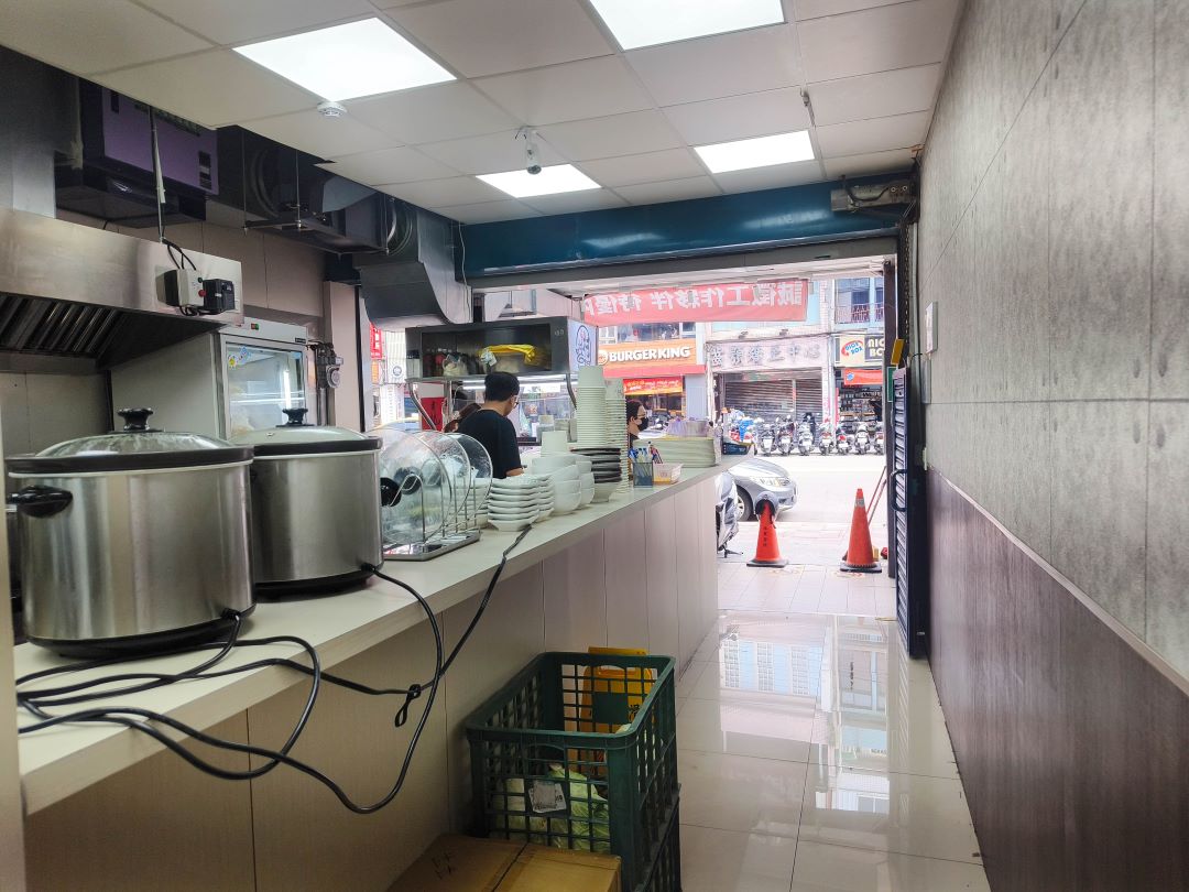 (板橋美食)村村食堂，以自家秘製燉煮的高湯為基底，在板橋就可以喝得到現沖牛肉湯，不用再跑遠~ @Nancy將的生活筆計本