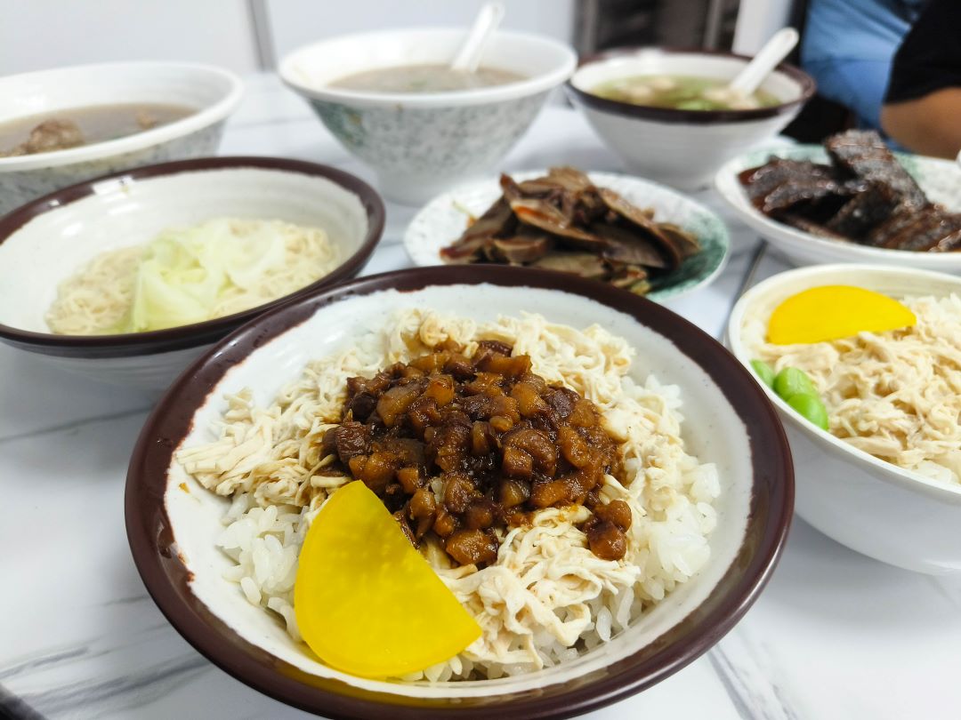 (板橋美食)村村食堂，以自家秘製燉煮的高湯為基底，在板橋就可以喝得到現沖牛肉湯，不用再跑遠~ @Nancy將的生活筆計本