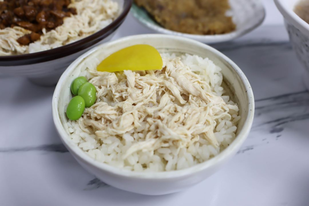 (板橋美食)村村食堂，以自家秘製燉煮的高湯為基底，在板橋就可以喝得到現沖牛肉湯，不用再跑遠~ @Nancy將的生活筆計本