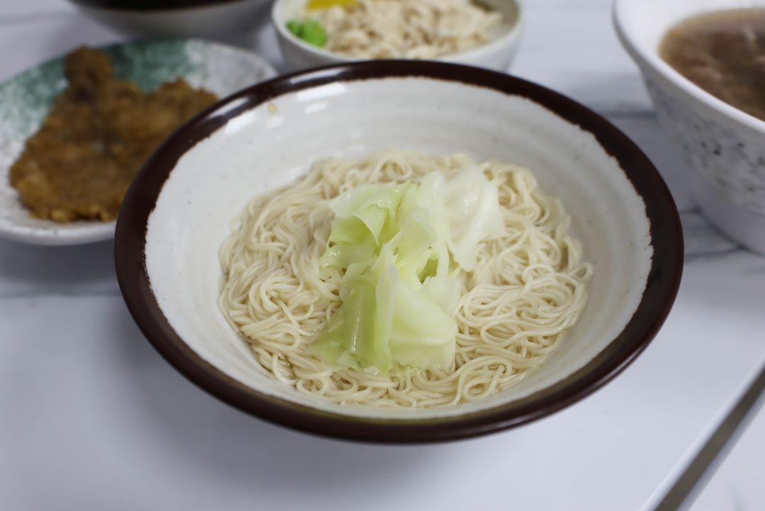 (板橋美食)村村食堂，以自家秘製燉煮的高湯為基底，在板橋就可以喝得到現沖牛肉湯，不用再跑遠~ @Nancy將的生活筆計本
