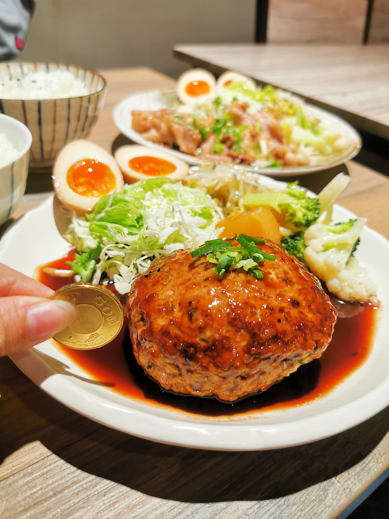 (小巨蛋站)台日混血超過3公分厚度的手作漢堡排超Juicy,來自日本家庭的溫馨感,鄰近育達科大-辺 hotori 日式家庭料理 @Nancy將的生活筆計本